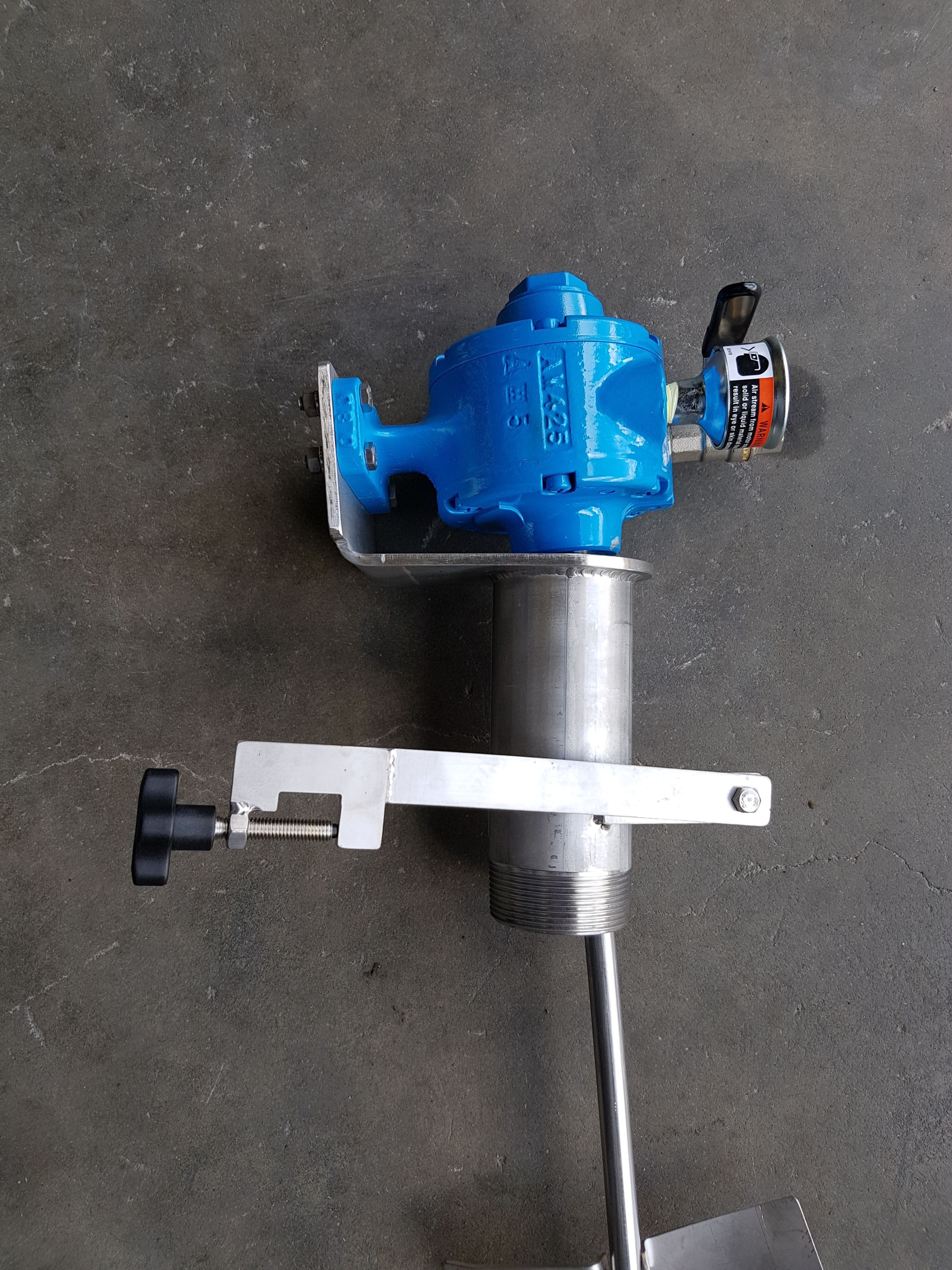 A portable DM-50 pneumatic drum mixer, close up.