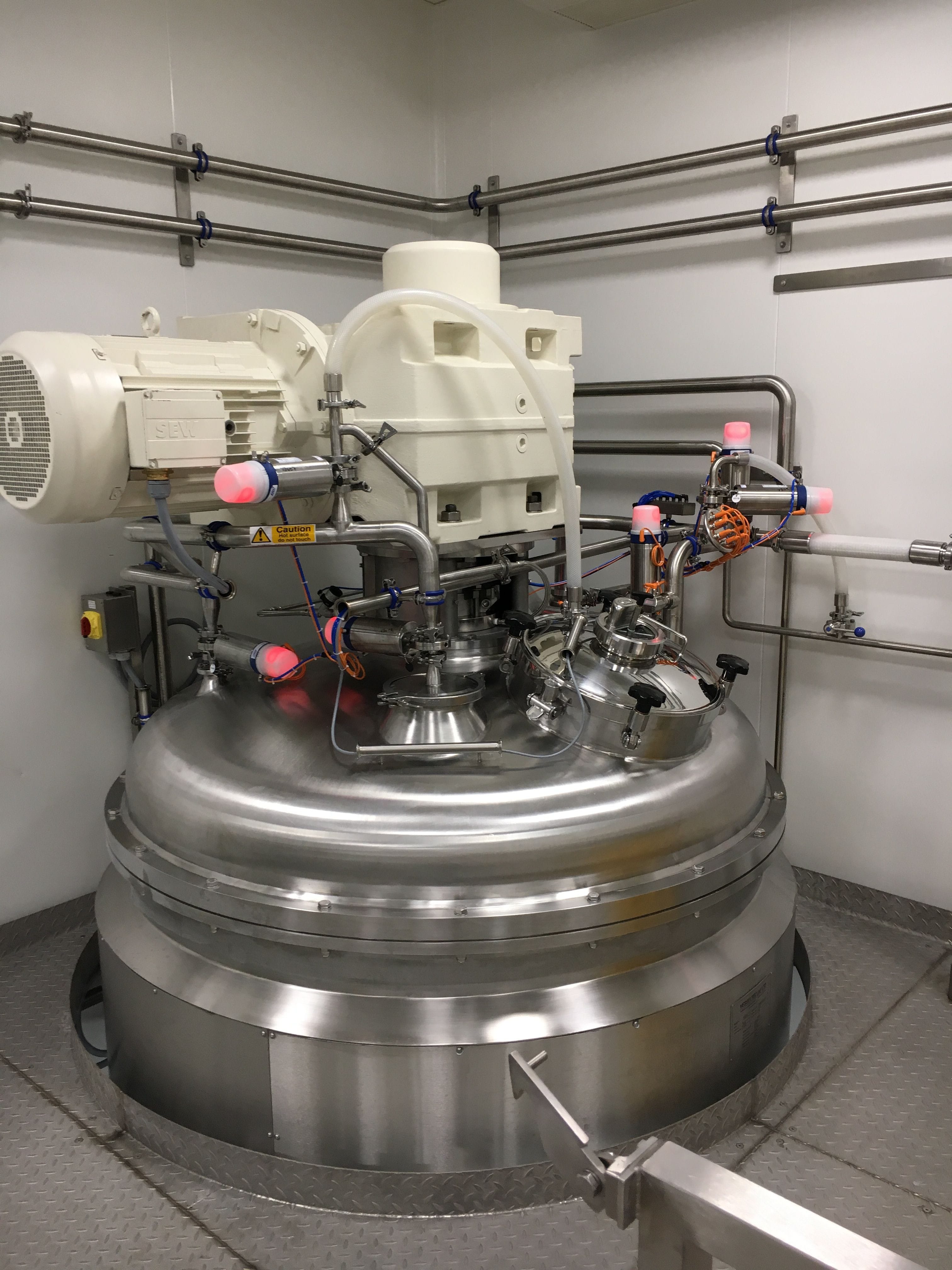 Highly efficient mixers used
throughout the food processing, paint production, petrochemical and cosmetic industries.