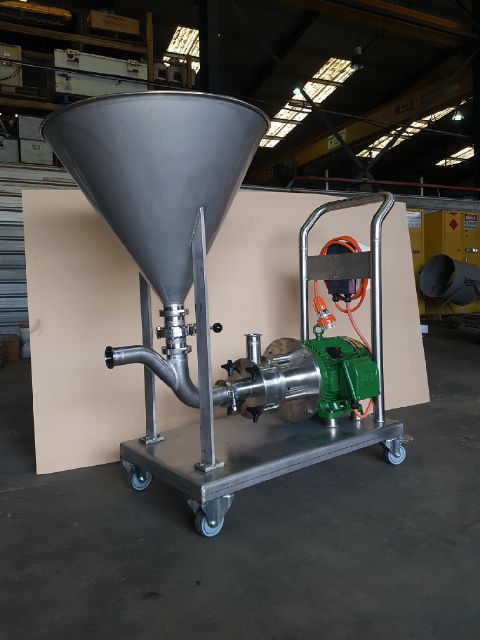 Emulsifer to blend powders and for homogenizing within a pipeline.