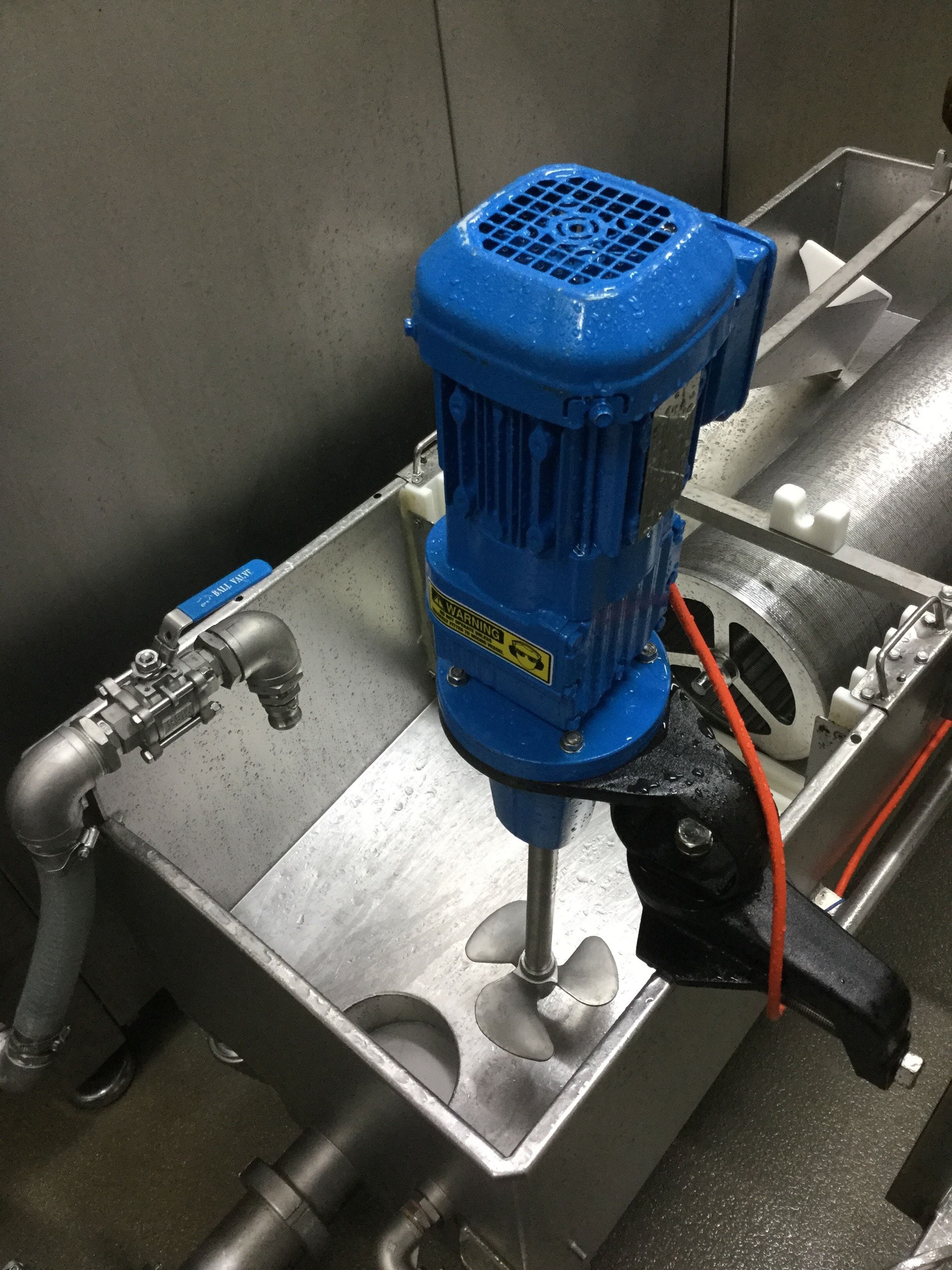 The FluidPro PS-10 Clamp On Mixer is highly portable and can feature marine impellers for different mixing applications.