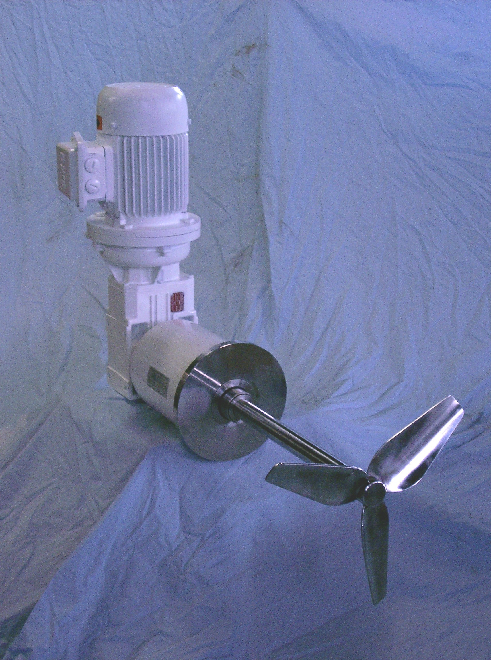 Side Entry Mixer designed with a straight mount for horizontal mounting to a tank.