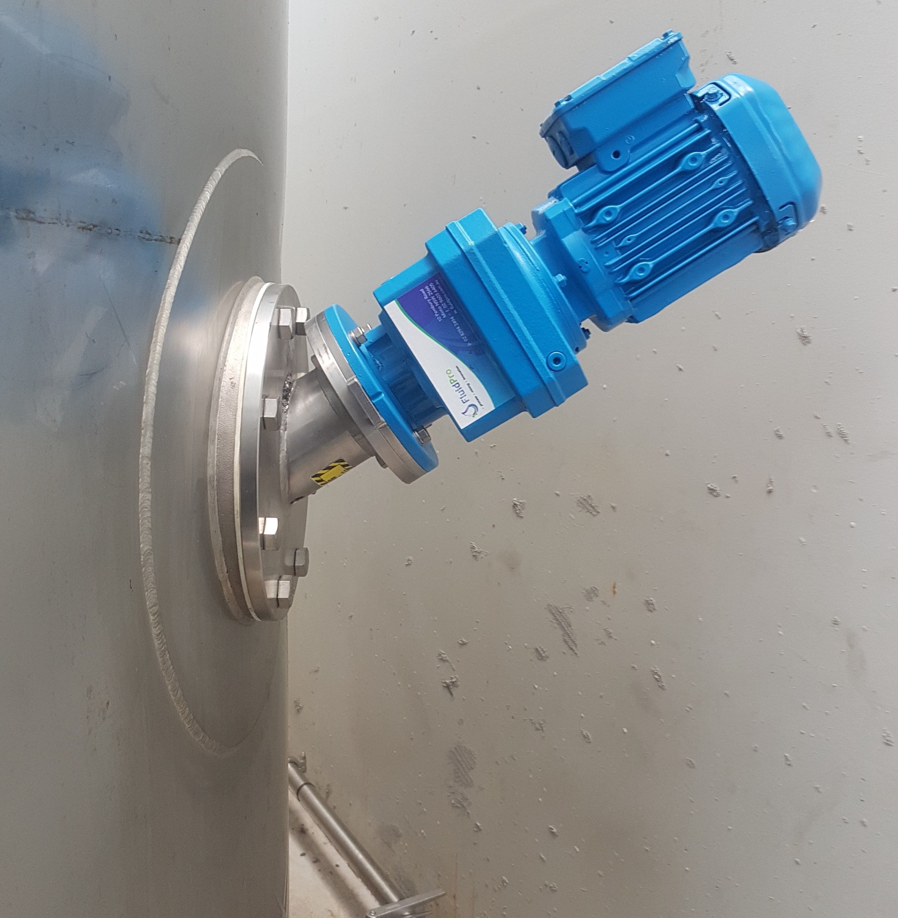 FluidPro Side Entry Mixer SE-10 Series Mounted at an angle to a metal tank.