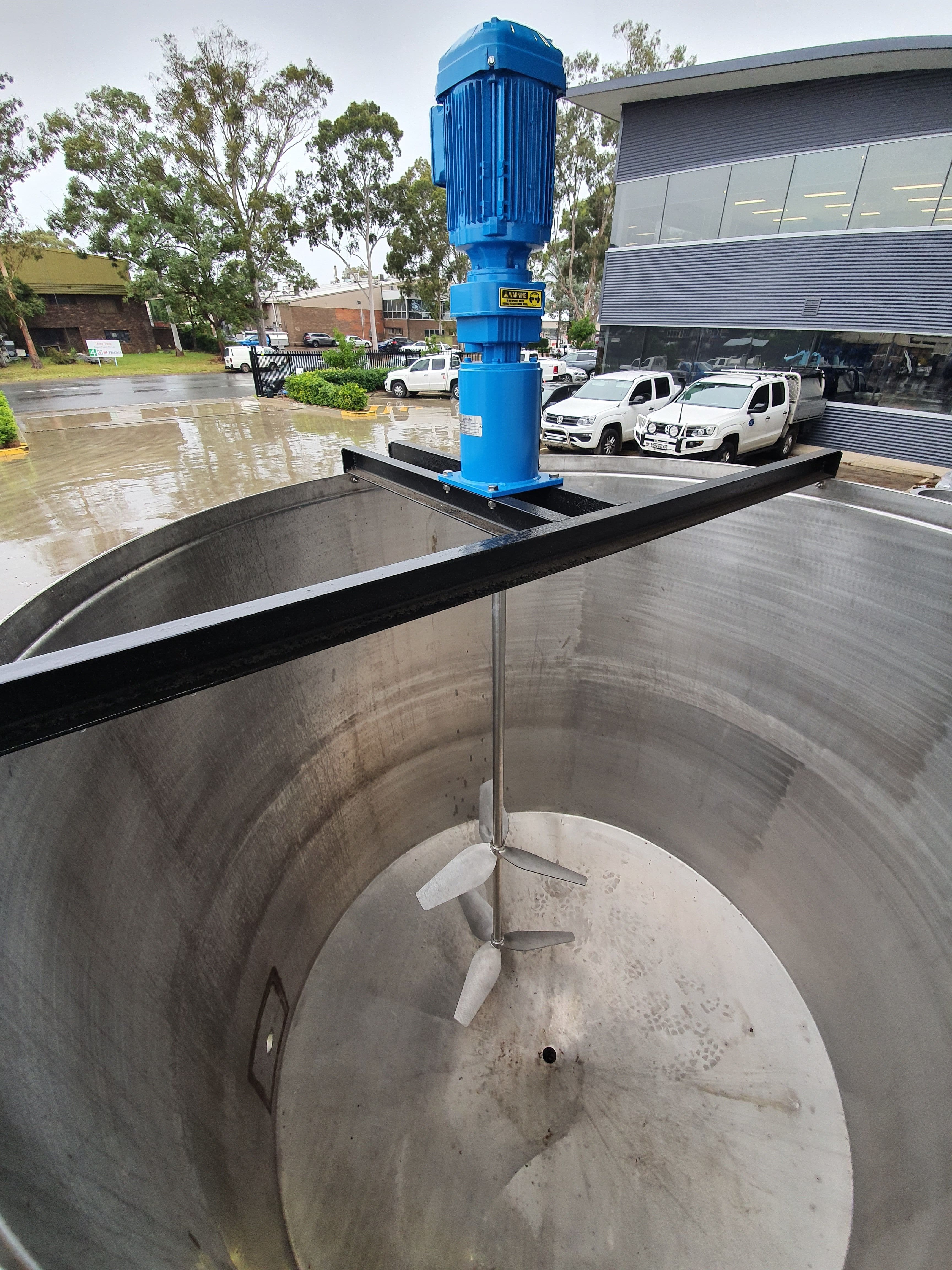 FluidPro ST-10 Series 35 top entry agitator in a stainless steel tank.