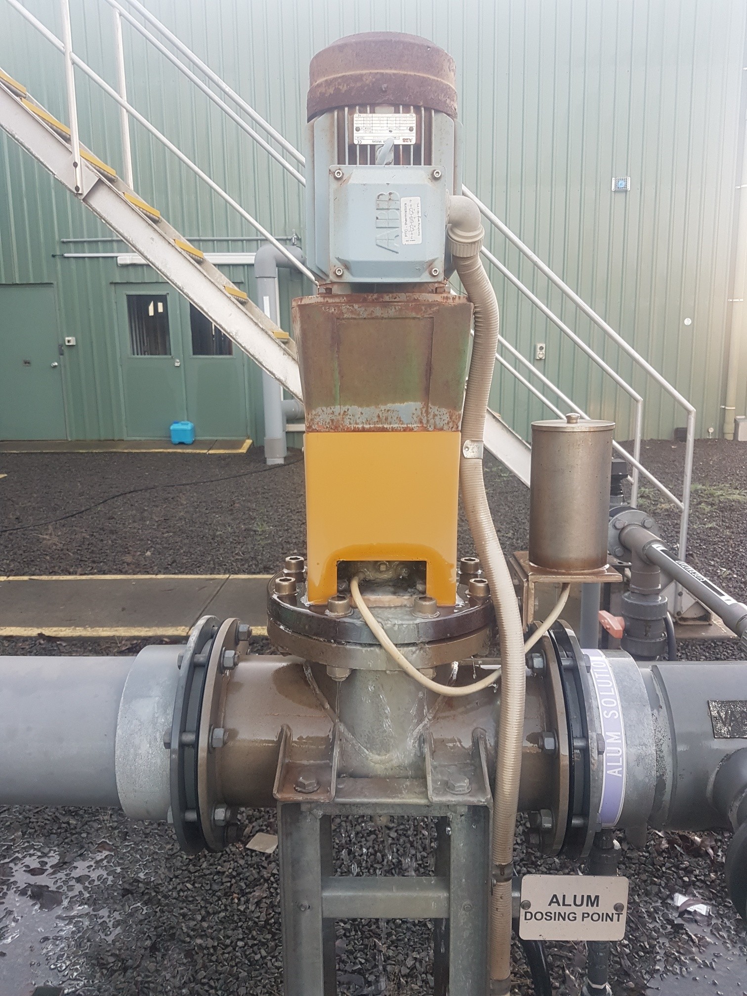 Dynamic mixer in a pipeline. FluidPro installed a new inline dynamic mixer in situ for dewatering.
